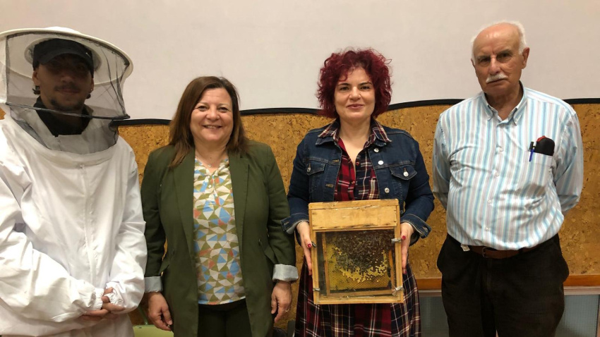 "Las abejas van a la escuela"