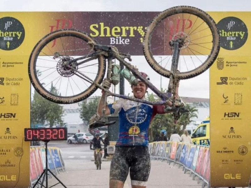 Ana Bejarano tras cruzar la meta en la Sherry Bike 2025