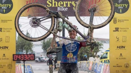 Ana Bejarano tras cruzar la meta en la Sherry Bike 2025