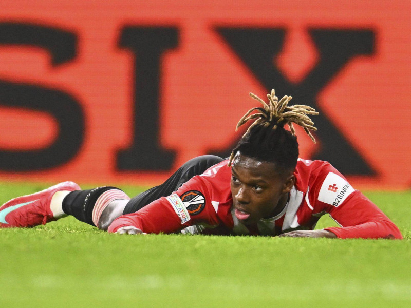 Nico Williams tirado en el suelo durante un partido de la Europa League.