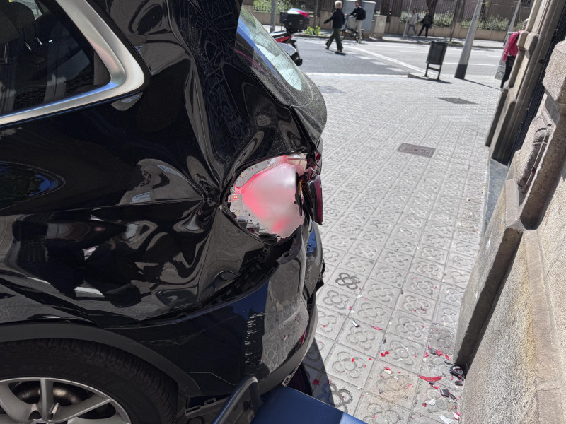 Coche accidentado entre Balmes y Diputación