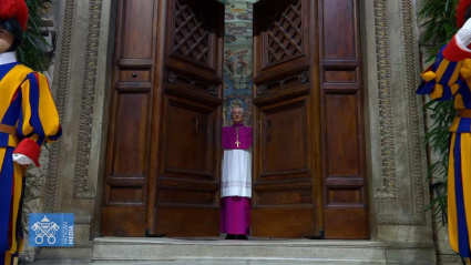 El arzobispo de Recanati, Italia, cierra las puertas de la capilla Sixtina y comienzan las votaciones