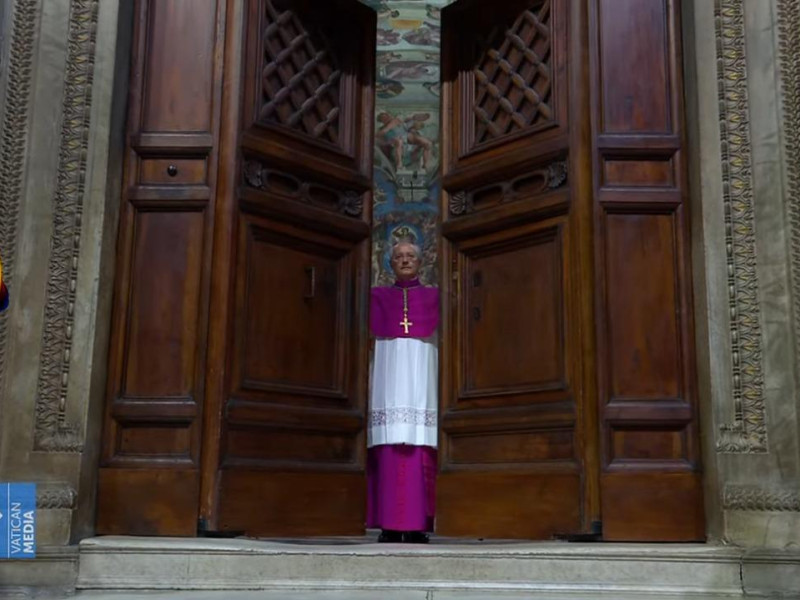 El arzobispo de Recanati, Italia, cierra las puertas de la capilla Sixtina y comienzan las votaciones