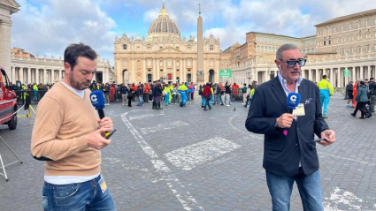 Jorge Bustos y Carlos Herrera en la Plaza de San Pedro, Vaticano