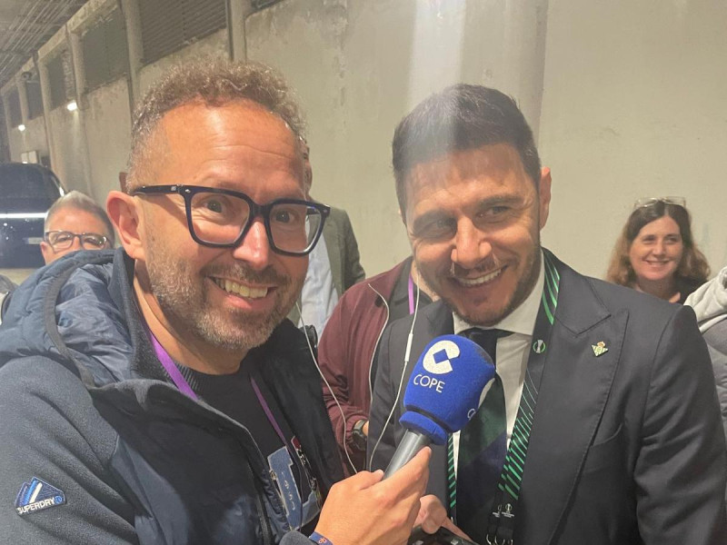 Joaquín atiende a José Manuel Oliva en Florencia