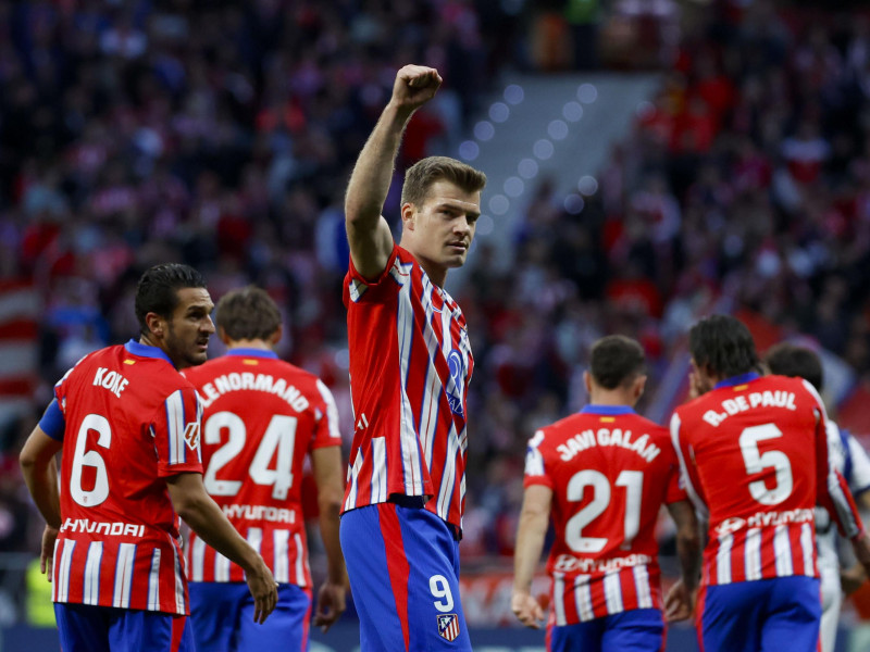 Alexander Sorloth celebra uno de sus goles en el Atlético de Madrid-Real Sociedad