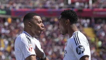 Mbappé celebra con Bellingham el 0-1 del Real Madrid contra el Barcelona