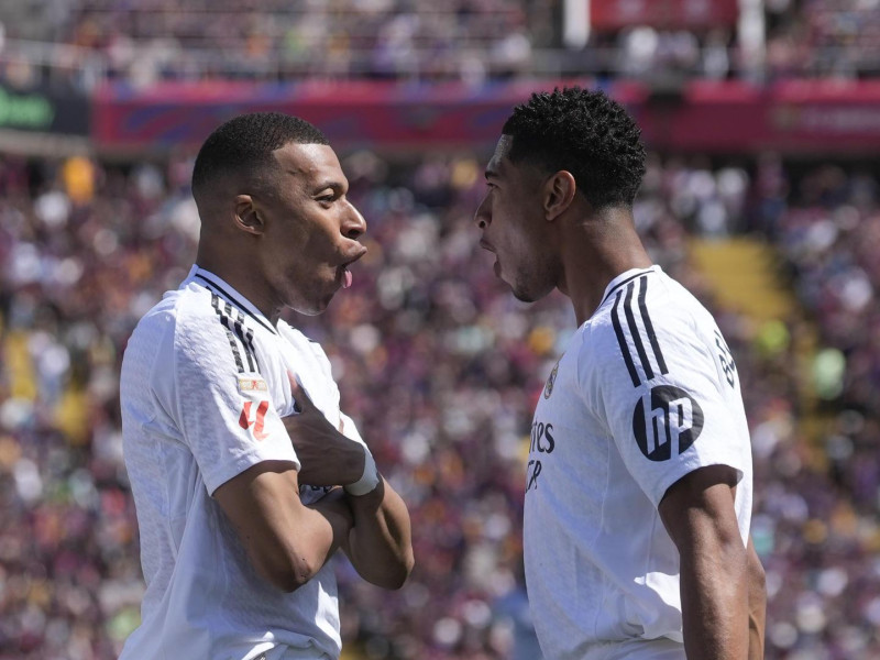 Mbappé celebra con Bellingham el 0-1 del Real Madrid contra el Barcelona