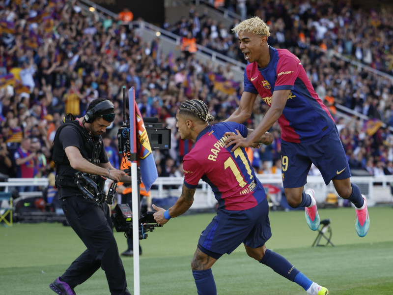 Los jugadores del Barça celebran uno de los goles ante el Real Madrid en el Clásico