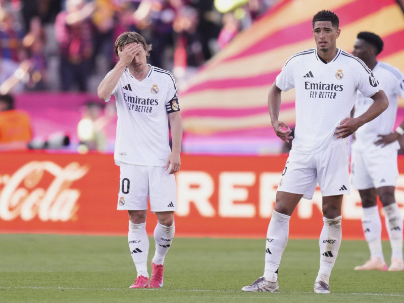 Los jugadores del Real Madrid, cabizbajos tras la derrota en el Clásico