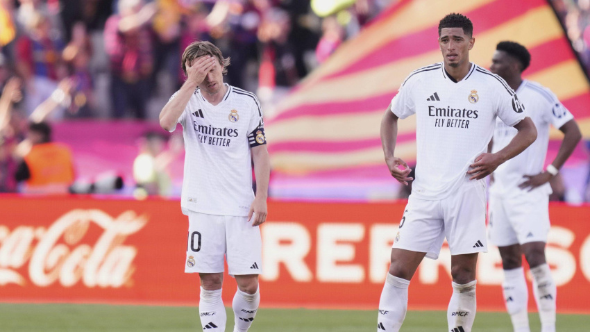 Los jugadores del Real Madrid, cabizbajos tras la derrota en el Clásico