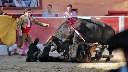 Instante del percance sufrido por Diego Ventura en Montijo (Portugal)