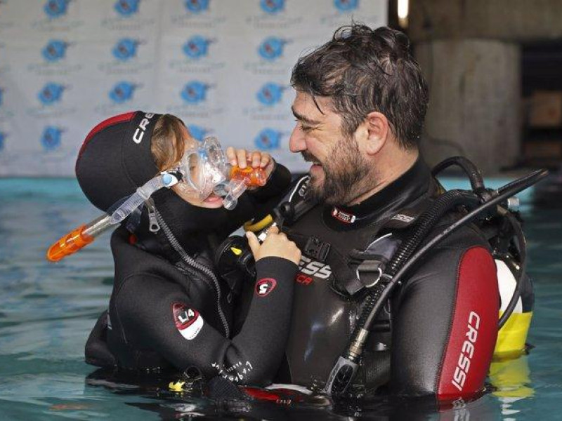 Antonio Orozco nadando con los tiburones del Aquàrium de Barcelona