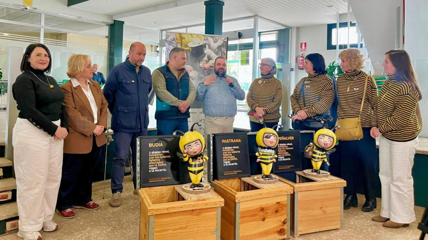 Los alcaldes de Pastrana, Peñalver y Budia reciben a las 3 Abejas-ninot