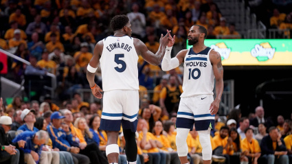 Los jugadores de Minnesota celebran una jugada ante los Warriors