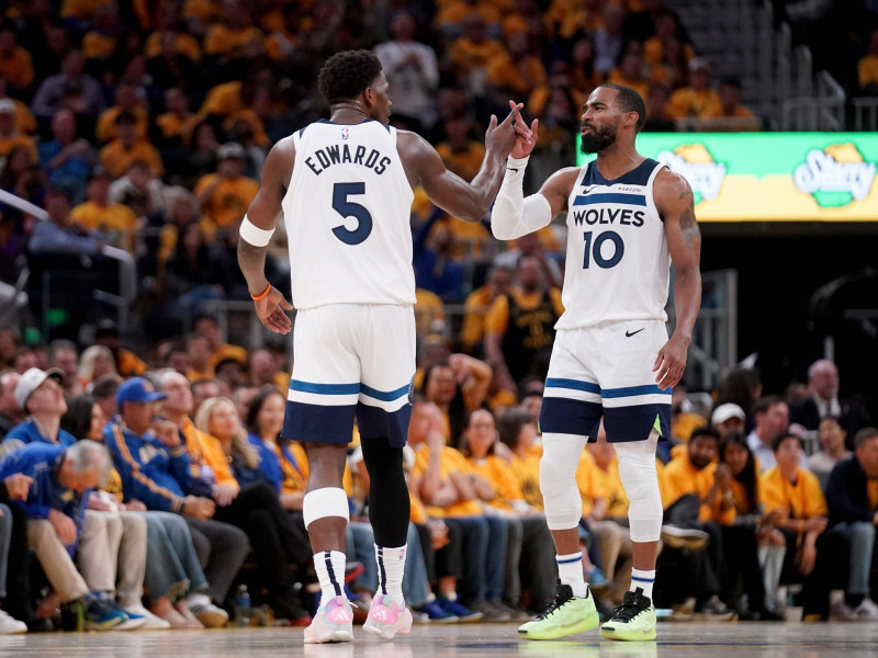 Los jugadores de Minnesota celebran una jugada ante los Warriors