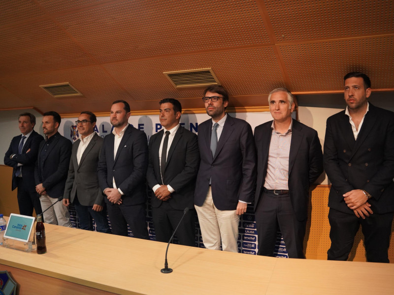 Manu Guill junto con la nueva dirección deportiva del Tenerife