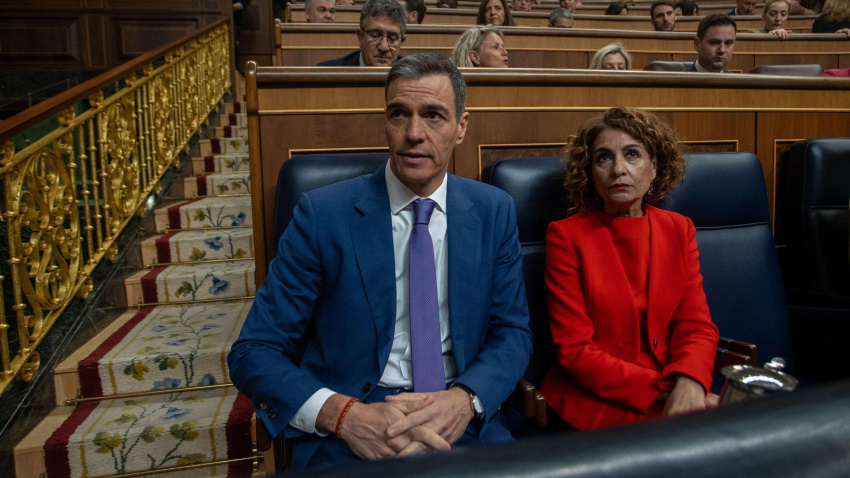 El presidente del Gobierno español, Pedro Sánchez, y María Jesús Montero, vicepresidenta primera del Gobierno español, durante su comparecencia en el Congreso de los Diputados.