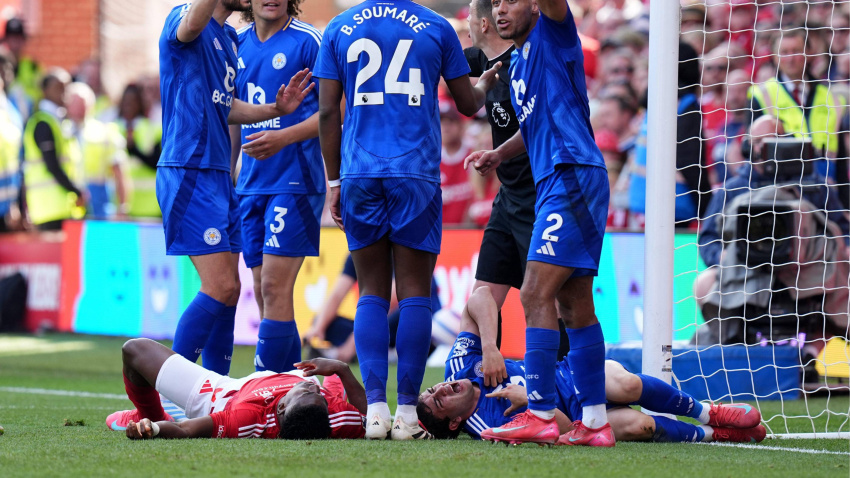 Taiwo Awoniyi y Facundo Buonanotte tirados sobre el césped tras el tremendo choque con el palo.