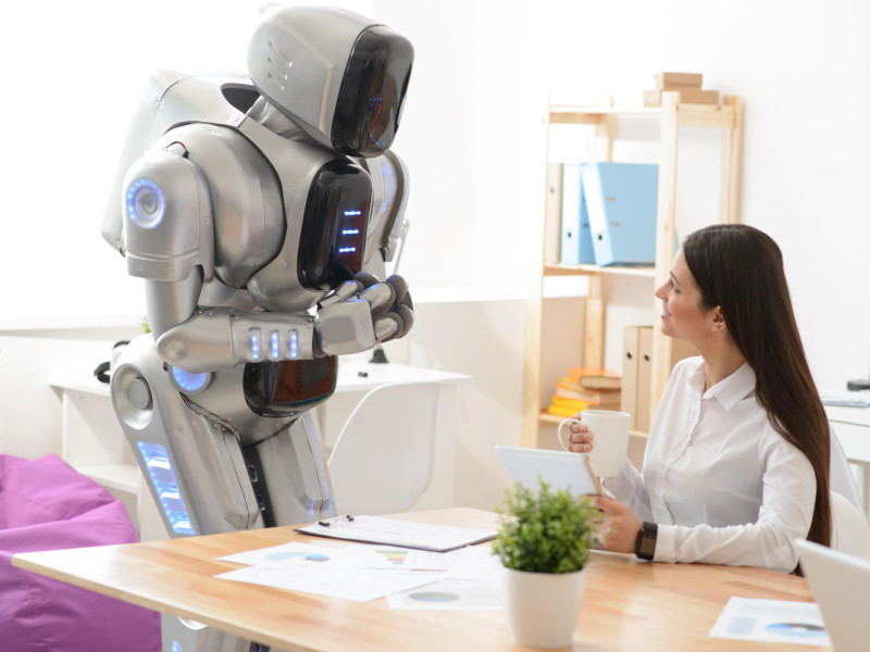 Una mujer hablando con un robot
