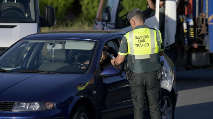 Control de alcoholemia de la Guardia Civil a un conductor