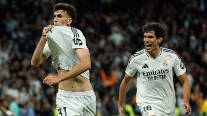 Jacobo Ramón celebra junto a Vallejo el gol de la victoria del Real Madrid frente al Mallorca