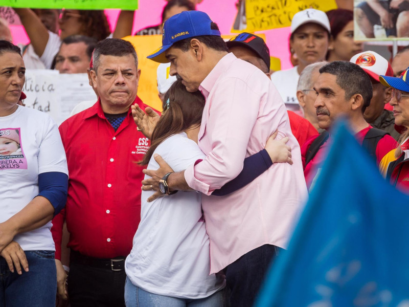 El presidente de Venezuela, Nicolás Maduro, abraza a la madre de Maikelys Espinoza