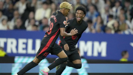CORNELLÁ (BARCELONA), 15/05/2025.- El delantero del FC Barcelona Lamine Yamal (i) celebra su gol con Balde, durante el encuentro correspondiente a la jornada 36 de LaLiga EA Sports que RCD Espanyol y FC Barcelona disputan este jueves en el RCDE Stadium, en Cornellá de Llobregat, Barcelona. EFE/Enric Fontcuberta