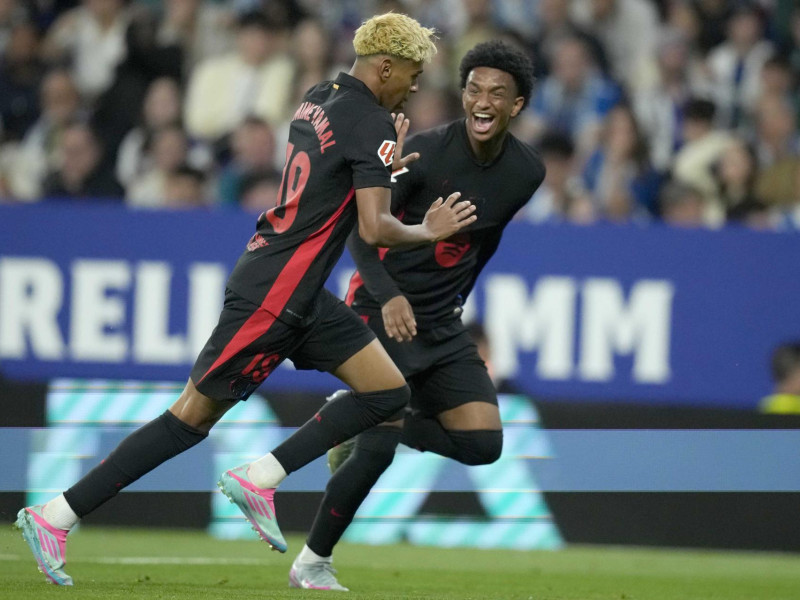 CORNELLÁ (BARCELONA), 15/05/2025.- El delantero del FC Barcelona Lamine Yamal (i) celebra su gol con Balde, durante el encuentro correspondiente a la jornada 36 de LaLiga EA Sports que RCD Espanyol y FC Barcelona disputan este jueves en el RCDE Stadium, en Cornellá de Llobregat, Barcelona. EFE/Enric Fontcuberta
