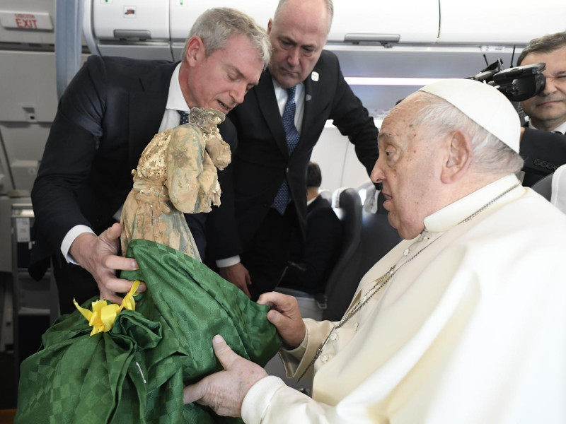 El papa Francisco recibiendo la estatua arrasada por la Dana de Valencia