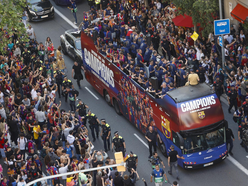 El Barcelona celebra la consecución del triplete nacional (Supercopa de España, Copa del Rey y LaLiga con una rúa