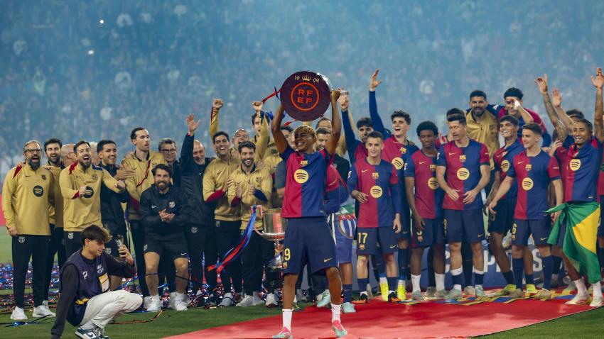 Lamine Yamal levanta la Liga en la celebración del título en Montjuic