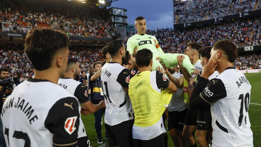 Los jugadores mantearon a Jaume en su despedida