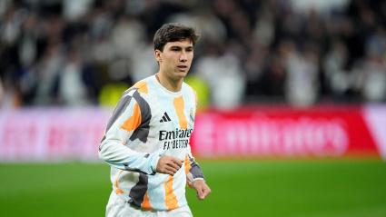 Gonzalo García Torres del Real Madrid calienta durante la Liga española, LaLiga EA Sports, partido de fútbol disputado entre el Real Madrid y el Atlético de Madrid en el estadio Santiago Bernabéu el 8 de febrero de 2025, en Madrid.