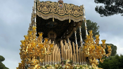 La virgen de la Esperanza acercándose a la Tribuna de Autoridades, junto al Circo Máximo
