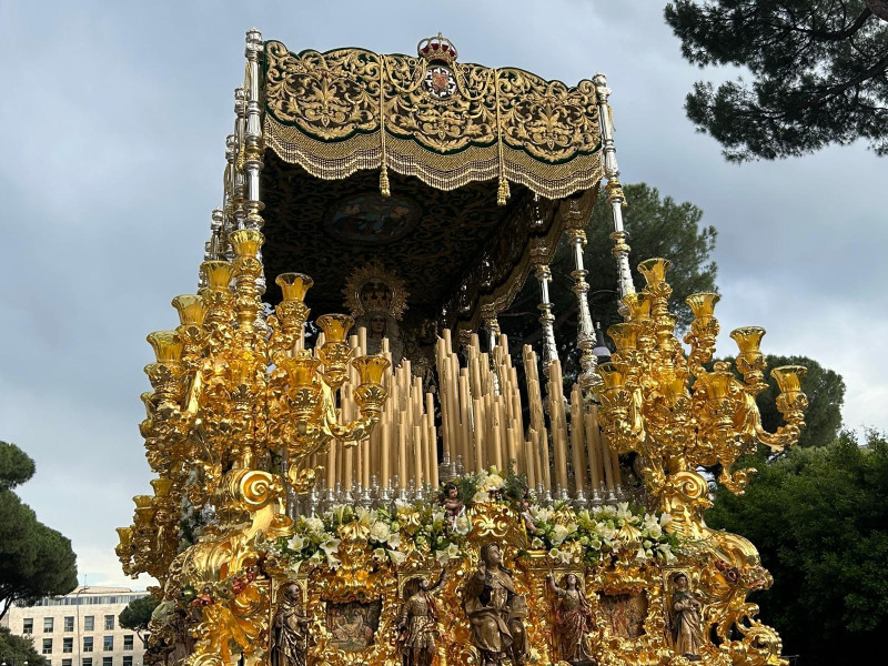 La virgen de la Esperanza acercándose a la Tribuna de Autoridades, junto al Circo Máximo