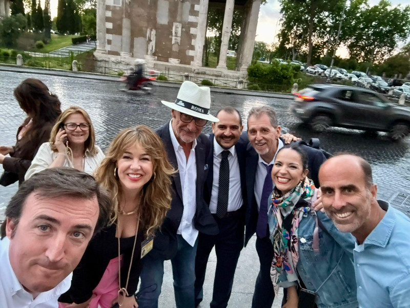 Cuando los enviados especiales de COPE Málaga se dirigían a celebrar el trabajo bien hecho, se encuentran con los jefazos de COPE... ¡SERÁ GRANDE ROMA Y NOS LOS ENCONTRAMOS¡
