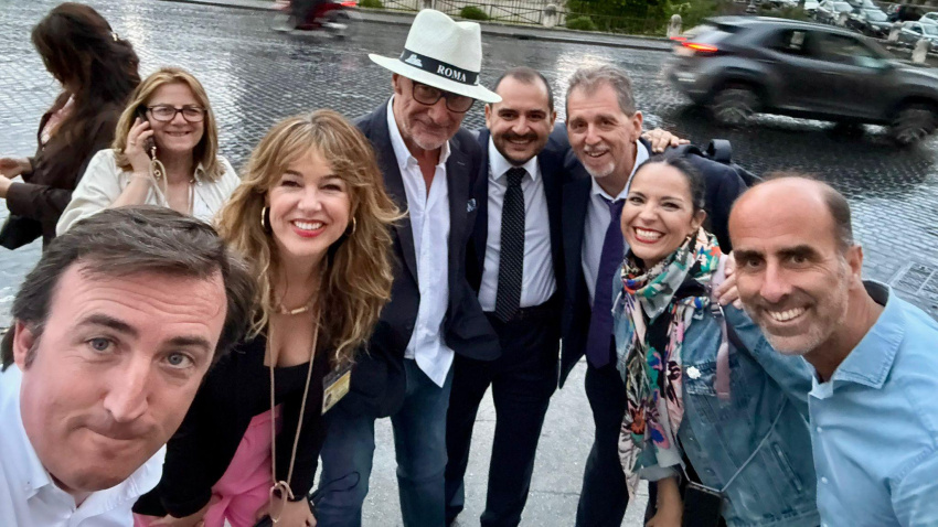 Cuando los enviados especiales de COPE Málaga se dirigían a celebrar el trabajo bien hecho, se encuentran con los jefazos de COPE... ¡SERÁ GRANDE ROMA Y NOS LOS ENCONTRAMOS¡