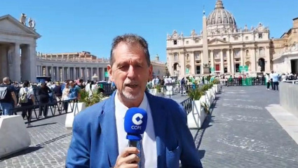 Pedro González informando para COPE con la Basílica de San Pedro de fondo