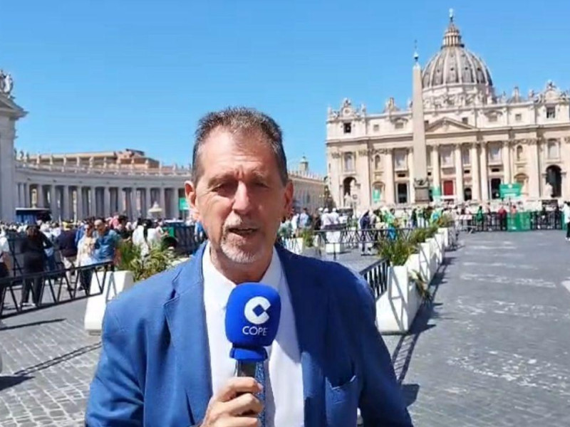 Pedro González informando para COPE con la Basílica de San Pedro de fondo