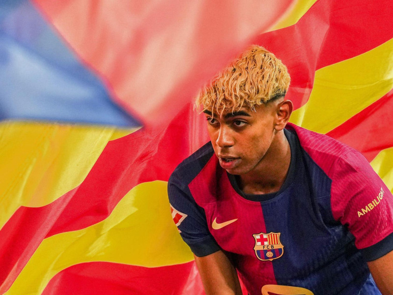 Lamine Yamal del FC Barcelona con una bandera durante el partido de La Liga EA Sports entre el FC Barcelona y el Villarreal CF disputado en el Estadio Lluis Companys el 18 de mayo de 2025 en Barcelona.