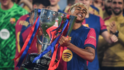 Lamine Yamal del Barcelona con los jugadores del Barcelona celebran el primer lugar en el campeonato español de La Liga 2024-25 con el trofeo durante el partido de LaLiga entre el FC Barcelona y el Villarreal CF en el Estadi Olimpic Lluis Companys el 18 de mayo de 2025 en Barcelona.