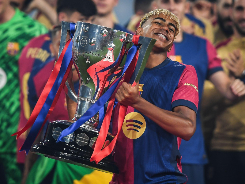 Lamine Yamal del Barcelona con los jugadores del Barcelona celebran el primer lugar en el campeonato español de La Liga 2024-25 con el trofeo durante el partido de LaLiga entre el FC Barcelona y el Villarreal CF en el Estadi Olimpic Lluis Companys el 18 de mayo de 2025 en Barcelona.