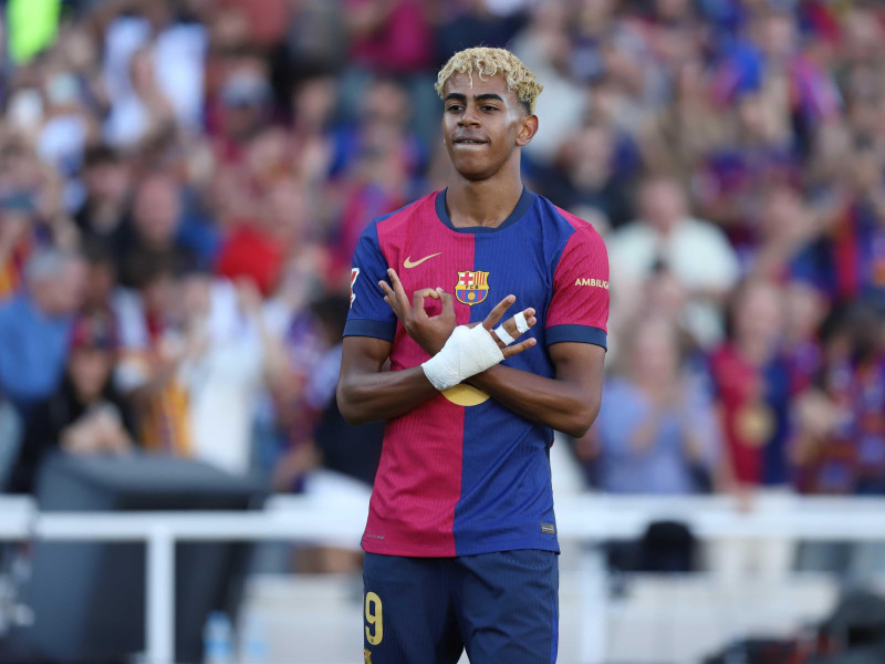 Lamine Yamal (FC Barcelona) celebra tras marcar el primer gol de su equipo durante el partido de La Liga EA Sports entre el FC Barcelona y el Villarreal CF en el Estate Olimpic Lluis Companys el 18 de mayo de 2025 en Barcelona.