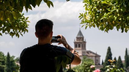 Haciendo fotos al paisaje de Granada con la Alhambra de fondo