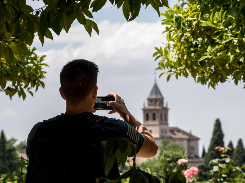 Haciendo fotos al paisaje de Granada con la Alhambra de fondo