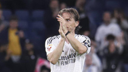 Luka Modric saluda aficionados del Santiago Bernabéu a la conclusión de un partido