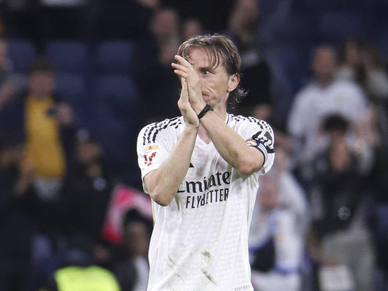Luka Modric saluda aficionados del Santiago Bernabéu a la conclusión de un partido