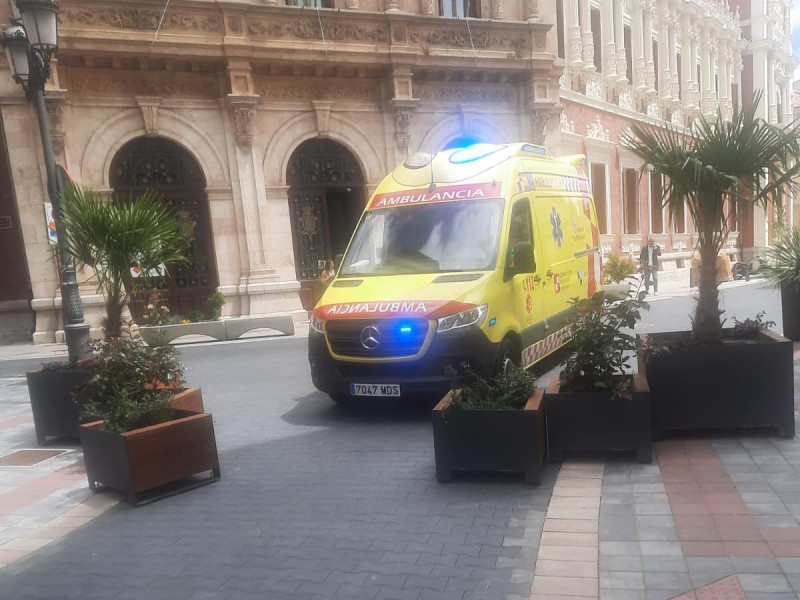 Ambulancia parada frente a las jardineras que separan la calle peatonal