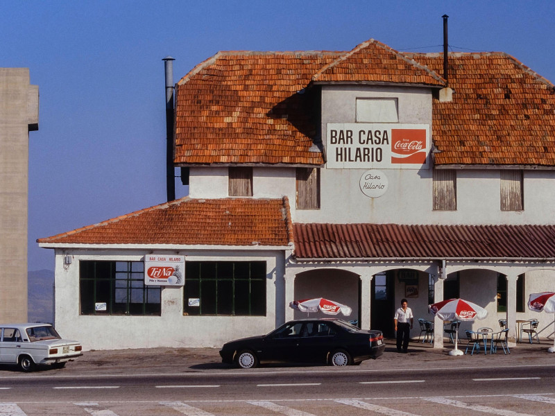 Típico bar de carretera español de los años noventa en el Alto del León (Guadarrama)